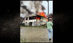 2 katlı ahşap ev alev alev yandı