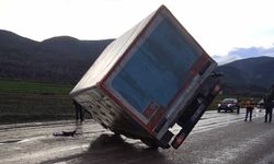 Boyabat-Kastamonu kara yolunda kamyon kazası: 2 kişi yaralandı!