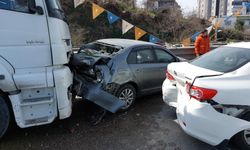Zincirleme trafik kazası: 1'i polis 3 yaralı