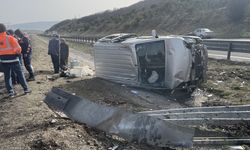 Anadolu Otoyolu'nda bariyere çarpan hafif ticari araçtaki 1 kişi yaralandı