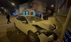 Düzce'de trafik levhasına çarpan otomobildeki 2 kişi yaralandı