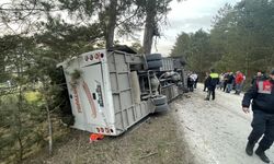 GÜNCELLEME - Bolu'da kayak merkezinden dönenleri taşıyan minibüsün devrilmesi sonucu 19 kişi yaralandı