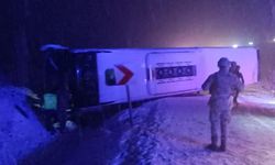 Yolcu otobüsü devrildi: Çok sayıda kişi yaralandı