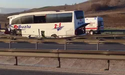 SON DAKİKA! Otobüs kontrolden çıkıp bariyerlere çarptı: 14 yaralı!
