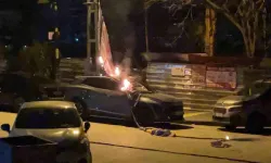 Elektrik kablosuna seçim bayrağı asılınca yanarak lüks aracın üstüne düştü!