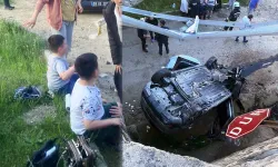 13 yaşındaki sürücünün aracıyla çarpıştılar: 8 metre yüksekliğindeki köprüden uçtular!