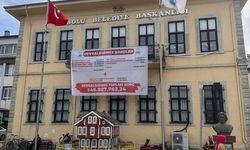 İnebolu Belediye Başkanı Uzuner, belediye borçlarını binaya astı!