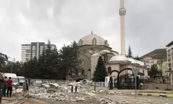 Kuvvetli rüzgar nedeniyle caminin minaresi devrildi! (Video Haber)