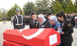 Şehidimizin annesi, Türk bayrağına sarılı tabutun başında gözyaşı döktü