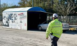 Bolu'dan geçerken "Yaşam Tüneli"nde mola veren sürücülere trafik kuralları hatırlatılıyor