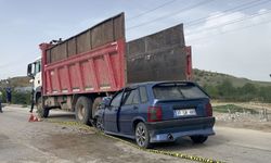 Kastamonu'da kamyona çarpan otomobilin sürücüsü öldü, eşi ve çocuğu yaralandı