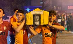Galatasaraylı taraftarlar Ali Koç'un fotoğrafının yer aldığı tabut gezdirdi!