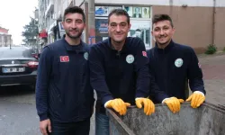 Karadeniz'de belediye başkanından örnek davranış: İşçi bayramında temizlik işçileri ile birlikte çöp topladı!