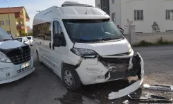 Servis minibüsü ve otomobil çarpıştı: 7 yaralı!