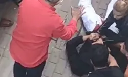 Kıskanç kadın, sokak ortasında erkek arkadaşını bıçakladı!