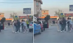 İki kadın sürücü, yol verme tartışması yüzünden tekme tokat kavga etti!