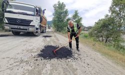 Hanönü'de bozuk yollara asfalt yama...