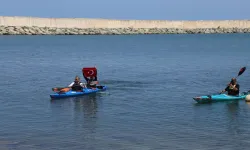 Kastamonu'da Kaymakam Baycar, yunusların eşliğinde kürek çekti!