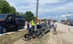 Kastamonu kara yolunda otomobil aydınlatma direğine çarptı: 5 Yaralı!