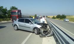 Amasya'da bariyere çarpan otomobildeki 3 kişi yaralandı