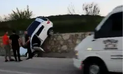 Kastamonu'da kaza: Otomobil istinat duvarında asılı kaldı!