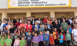 Türk Kızılay'ı Taşköprü'de 150 öğrenciye karne hediyesi dağıttı