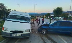 Sinop'ta minibüsle çarpışan otomobildeki karı koca yaralandı