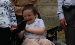 Kastamonu'da astfalt yol ve akülü sandalye ile 12 yaşındaki Umut'un yüzünü 'devlet' güldürdü