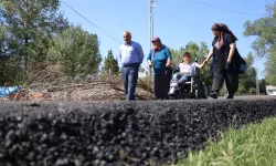 Kastamonu'da engelli çocuğun evinin yolu rahat tekerlekli araç kullanabilmesi için asfaltlandı
