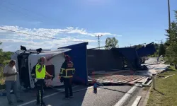 Taşköprü'de Feci Kaza! Kontraplak Yüklü Tır Yan Yattı! 1 Yaralı