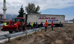 Kastamonu'da makaslayan tırlar iki ayrı kazaya sebebiyet verdi: 1 yaralı!