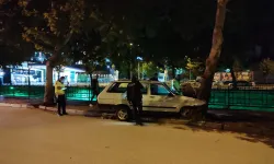 Kastamonu'da ağaca çarpan aracın sürücüsü, aracını bırakıp kayıplara karıştı!