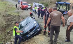 Kastamonu'da otomobil yol kenarında asılı kaldı! Çift ölümden döndü!