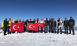 Bayraklarıyla, Ilgaz Dağı'na Cumhuriyet Tırmanışı yaptılar