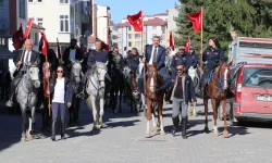 İstiklal Yolu'nu atlarla geçtiler