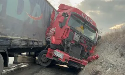 Kastamonu'da tır makasladı: Sürücü yara almadan kurtuldu!