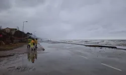 Kastamonu'da deniz yola taştı: Dev dalgalar sahili dövdü!