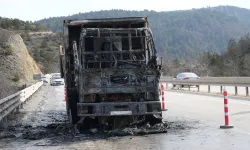 Kastamonu'da kamyon yandı: Geriye demir yığını kaldı!