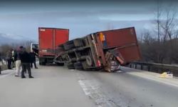 Kastamonu'da yollar buz pisti gibi: Ilgaz'da tır devrildi (görüntülü haber)