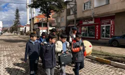 Kastamonu'da çocuklar maniler söyleyerek Ramazan ayının gelişini kutladı