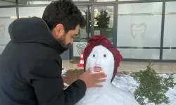 Kastamonu'da diş kliniği çalışanları kardan adama protez diş taktı