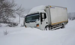 Kastamonu’da kar esareti! Yollar kapandı: Araçlar mahsur kaldı!