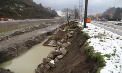 Kastamonu'nun ilçesinde istinat duvarları çöktü!