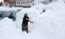 Kastamonu'nun ilçesinde yoğun kar yağışı: Araçlar kar altında kaldı!