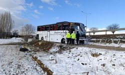 Yolcu otobüsü şarampole devrildi: 1 Ölü, 25 Yaralı