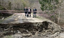 Son dakika! Kastamonu’da yol yarıldı: 2 ev kaydı, 3 ev daha tehlike altında