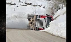 Kastamonu’da facianın eşiğinden dönüldü: Doğalgaz taşıyan tır devrildi