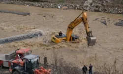 Kastamonu'nun ilçesinde çayda mahsur kalan operatör kurtarıldı