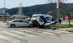 Feci kaza: Otomobil, ticari aracın altına girdi!