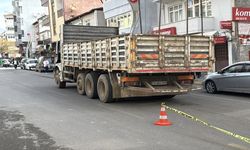 Kamyonun çarptığı genç kız öldü! (görüntülü haber)
